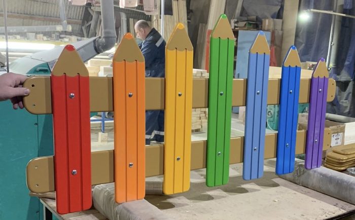 деревянное ограждение для детской площадки карандаши