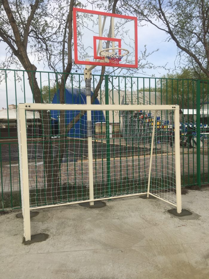 Футбольные ворота с баскетбольным кольцом из орг стекла